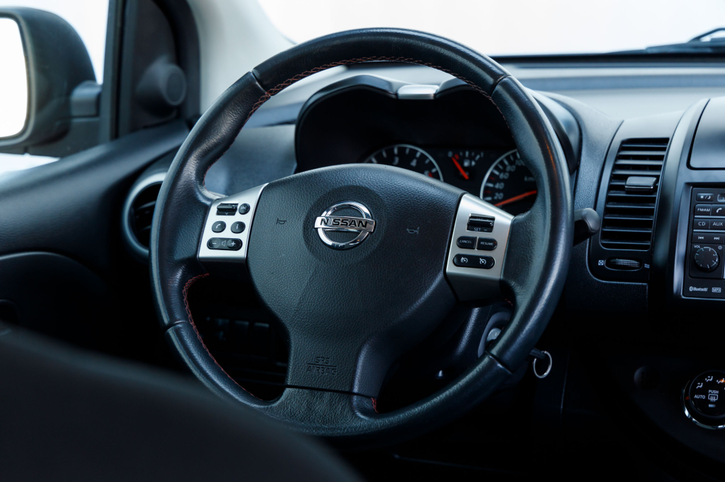 Nissan Note 2011 photo 25