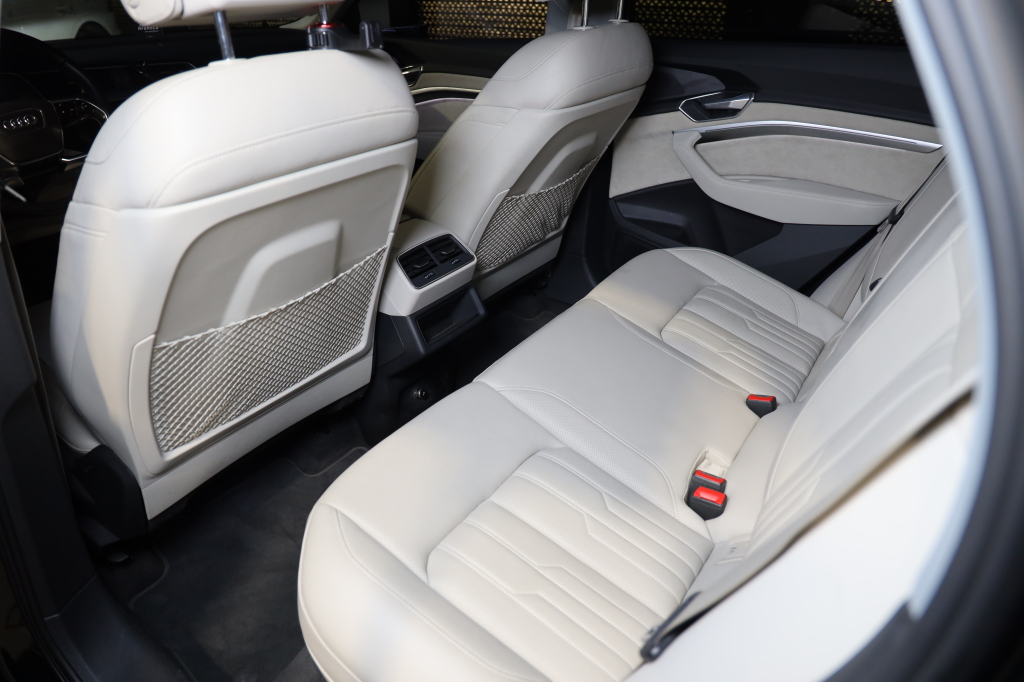 Audi e-tron 2019 фото 31