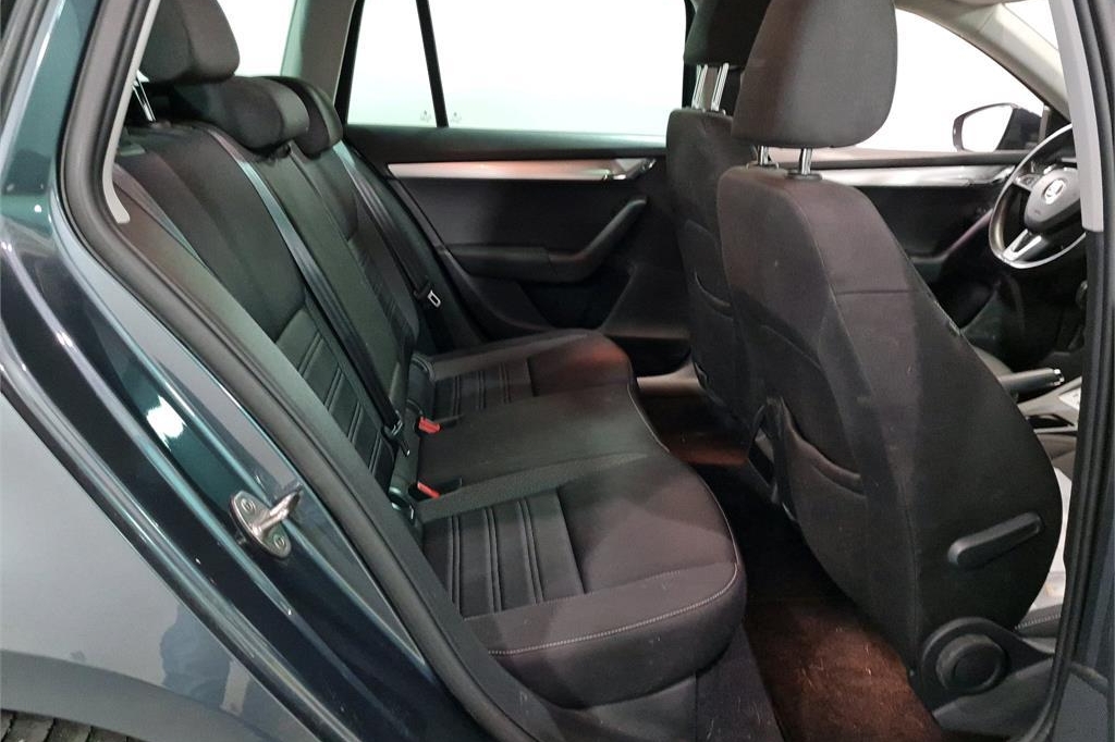 Skoda Octavia Combi 2018 photo 2