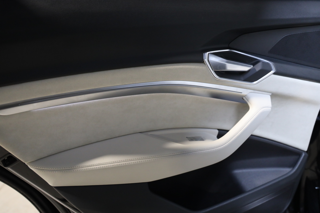 Audi e-tron 2019 фото 26