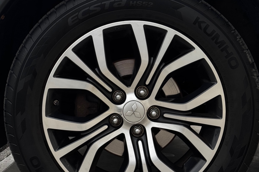 Mitsubishi Outlander 2017 фото 12