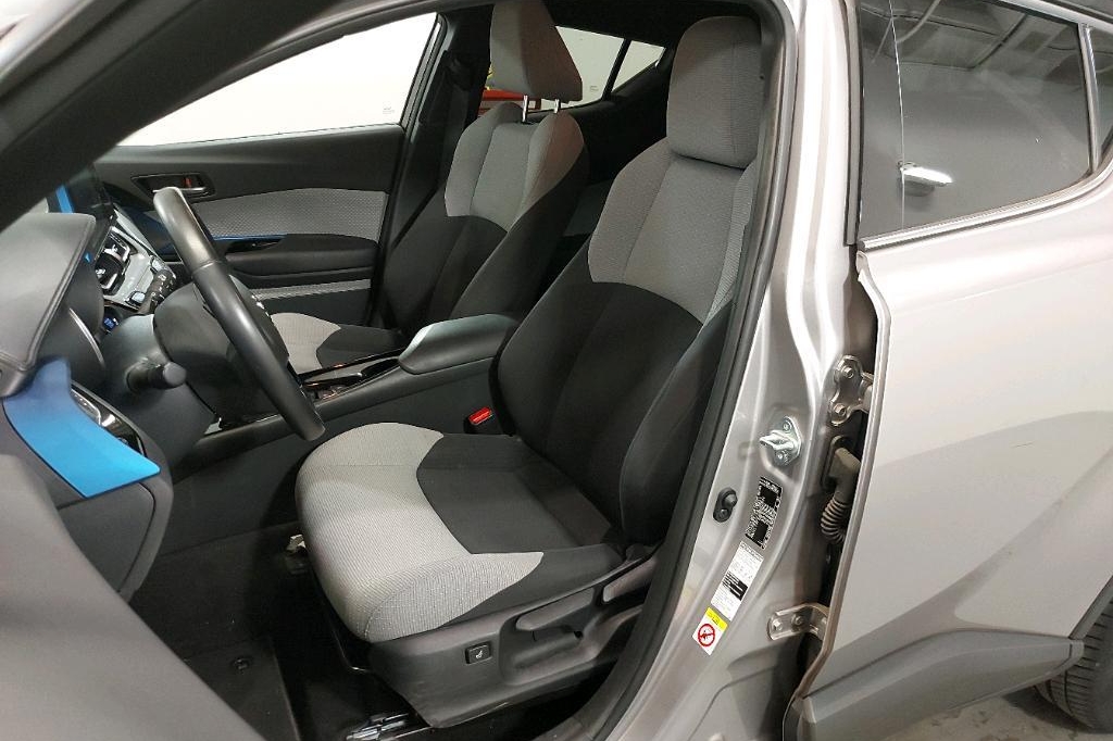 Toyota C-HR 2018 photo 12