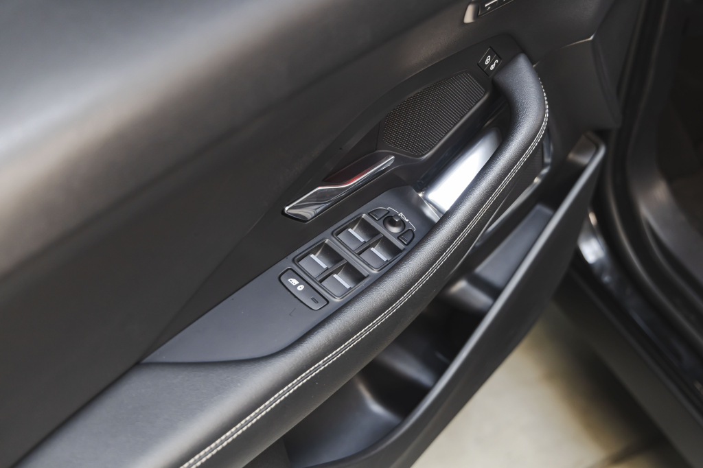 Jaguar E-Pace 2018 фото 16