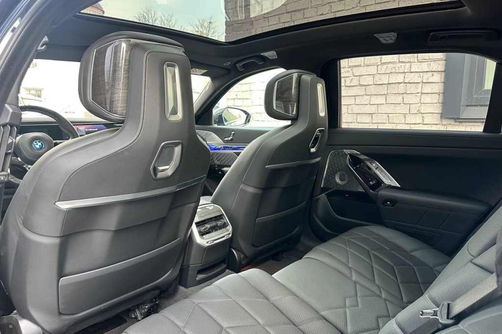 BMW i7 2023 photo 18