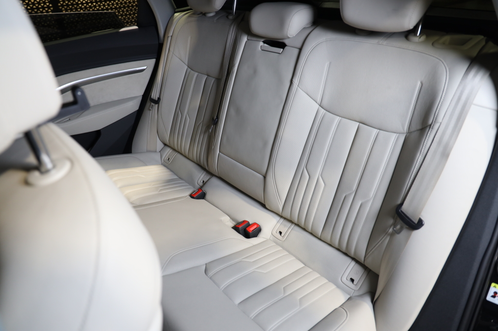 Audi e-tron 2019 фото 25