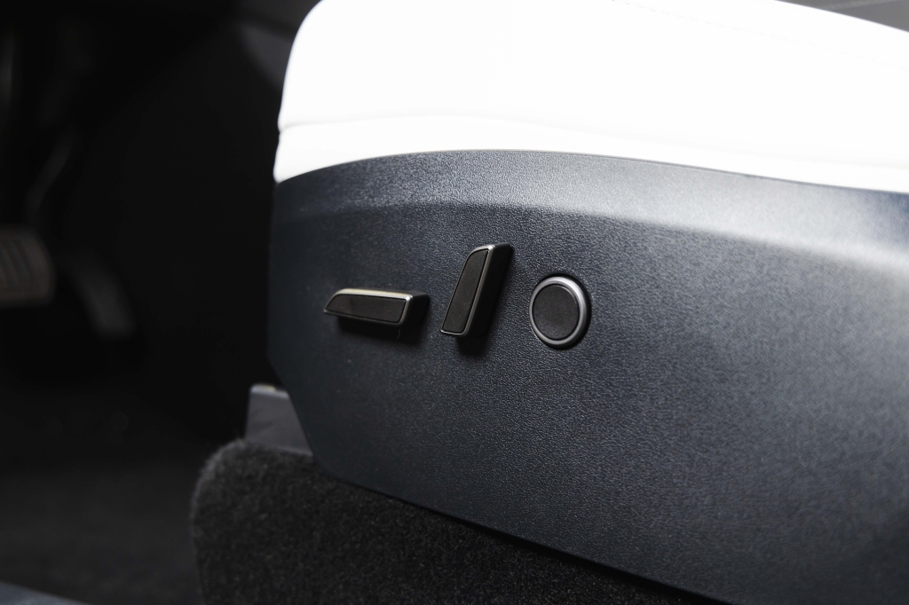 Tesla Model Y Long Range 2024 фото 20