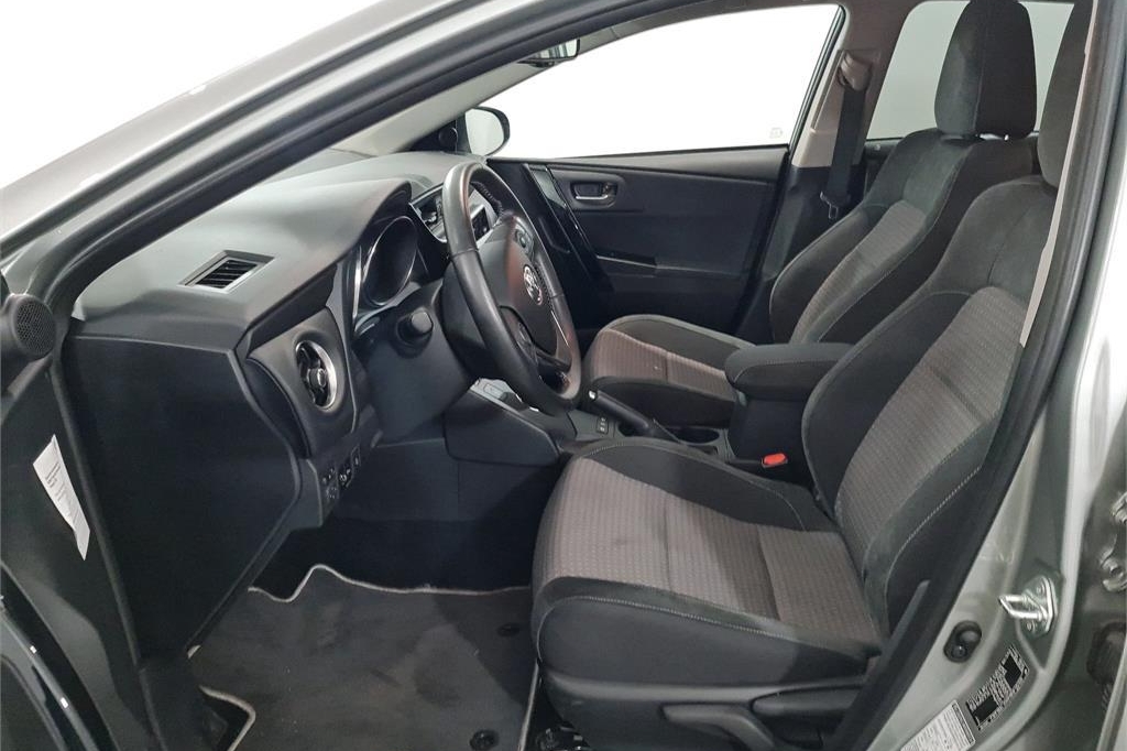 Toyota Auris 2018 фото 2