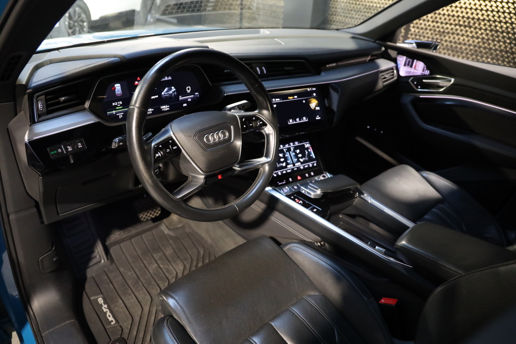 Audi e-tron S 2020 фото 22