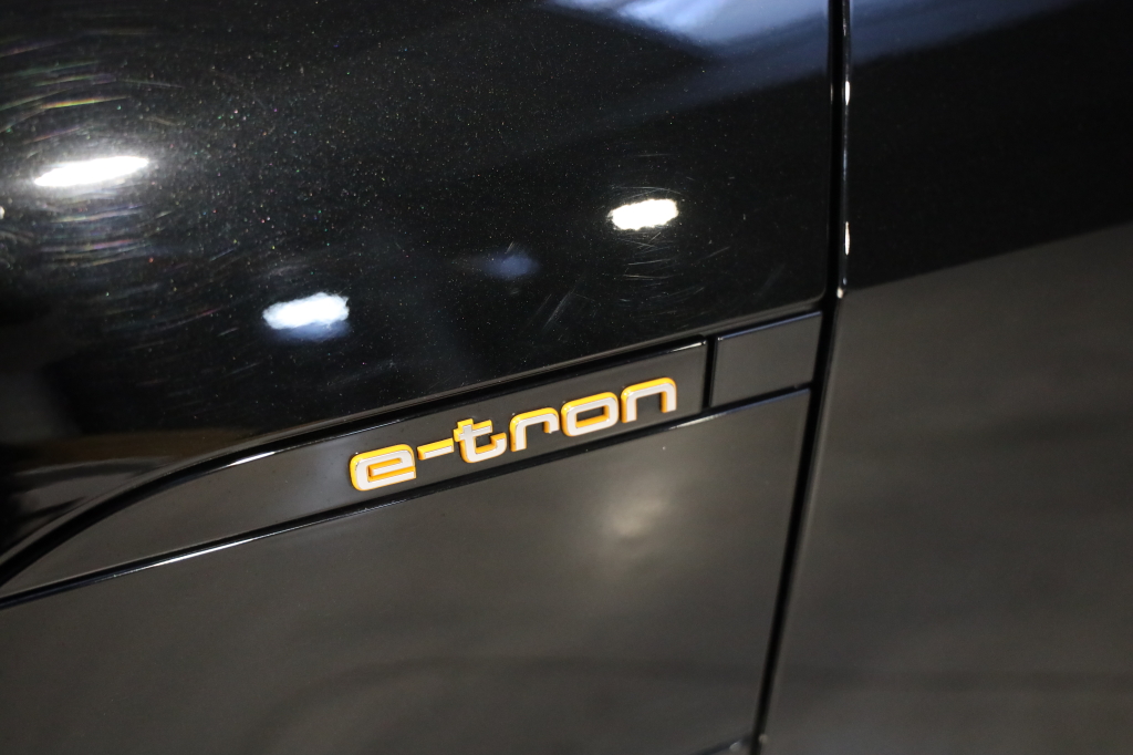 Audi e-tron 2019 фото 29