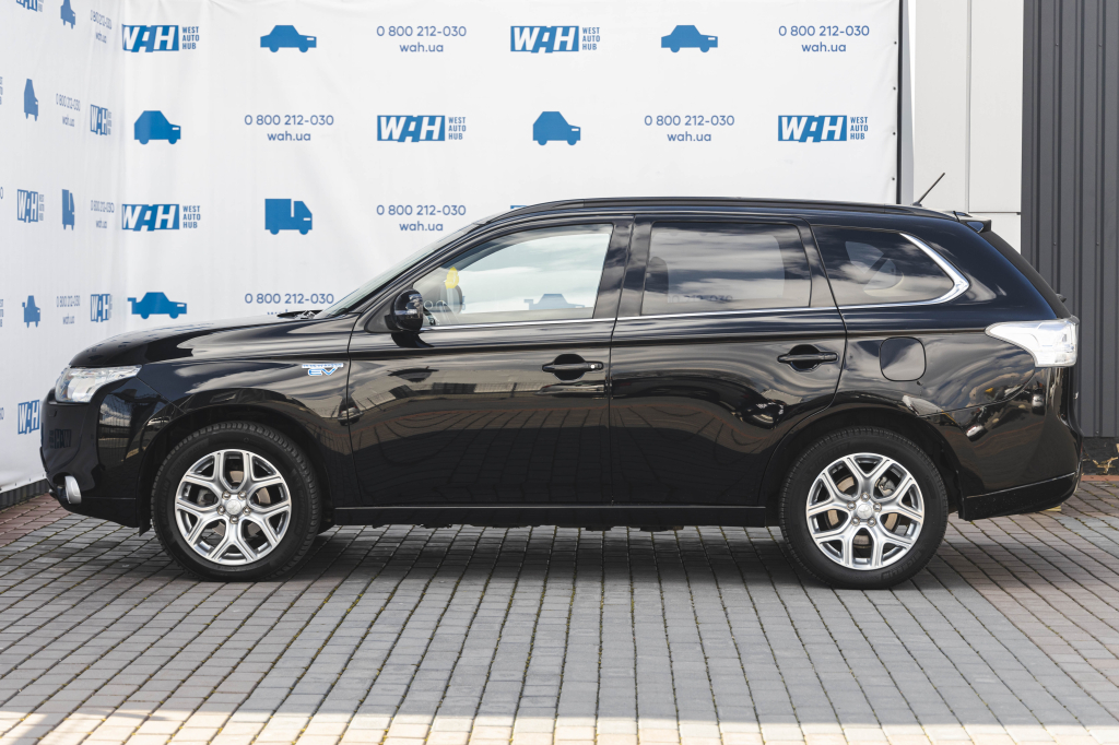 Mitsubishi Outlander PHEV Plug-In Hybrid 2013 photo 14