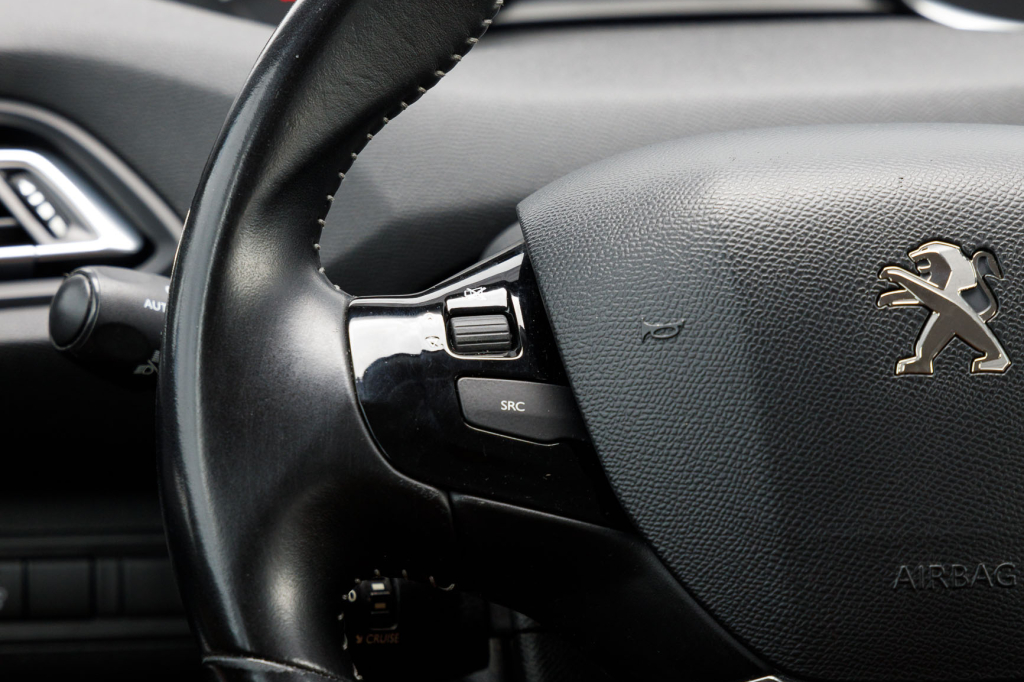 Peugeot 308 2015 фото 11