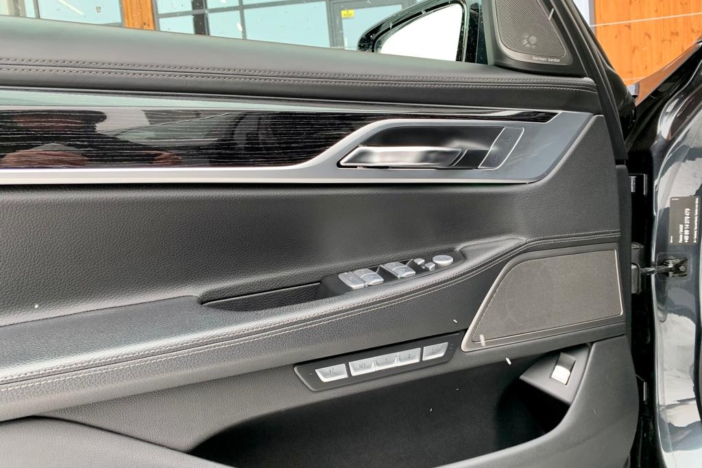 BMW 730 xDrive 2016 фото 24