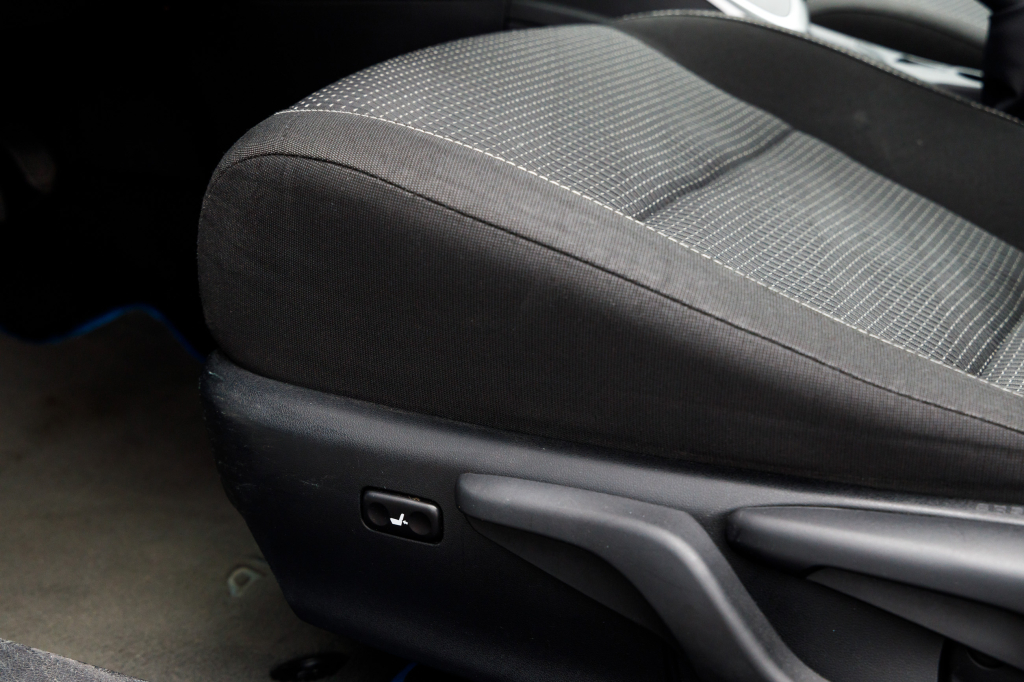 Toyota Auris Hybrid 2012 фото 21