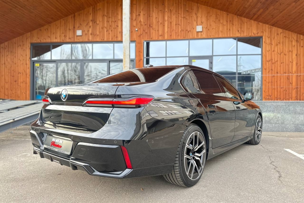 BMW 7 Series 740d 2024 фото 6