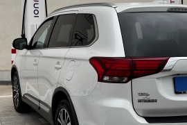 Mitsubishi Outlander 2017 фото 3