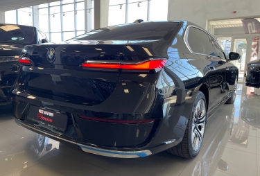 BMW i7 xDrive60 2023 фото 3