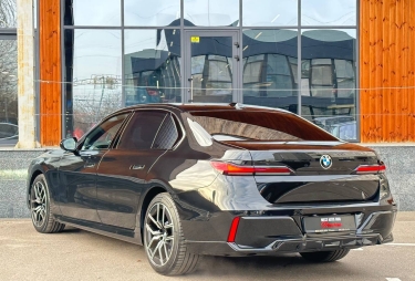 BMW 7 Series 740d 2024 фото 4