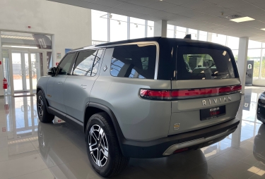 Rivian R1S 2023 photo 2
