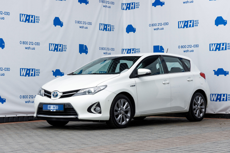 Toyota Auris Hybrid 2012 фото