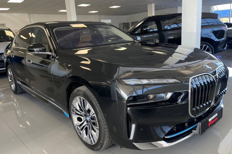 BMW i7 xDrive60 2023 фото
