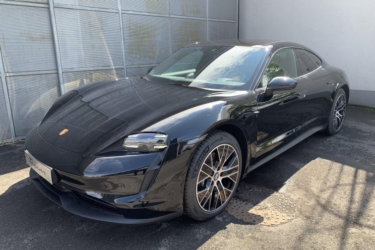 Porsche Taycan 2021 photo