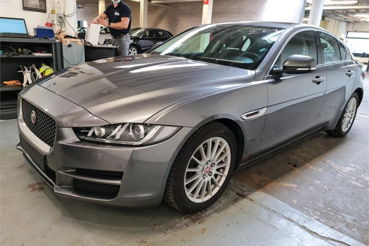 Jaguar XE 2016 photo