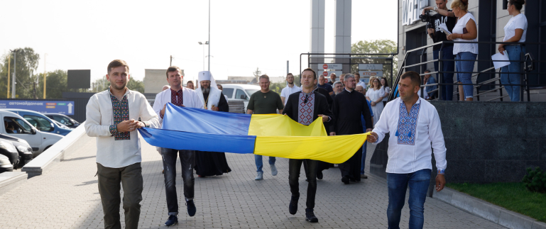 До Дня прапора у WAH відкрили 12-метровий флагшток та  урочисто підняли синьо-жовтий стяг