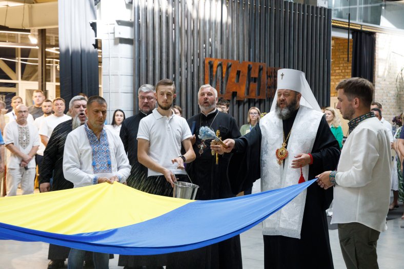 До Дня прапора у WAH відкрили 12-метровий флагшток та  урочисто підняли синьо-жовтий стяг фото