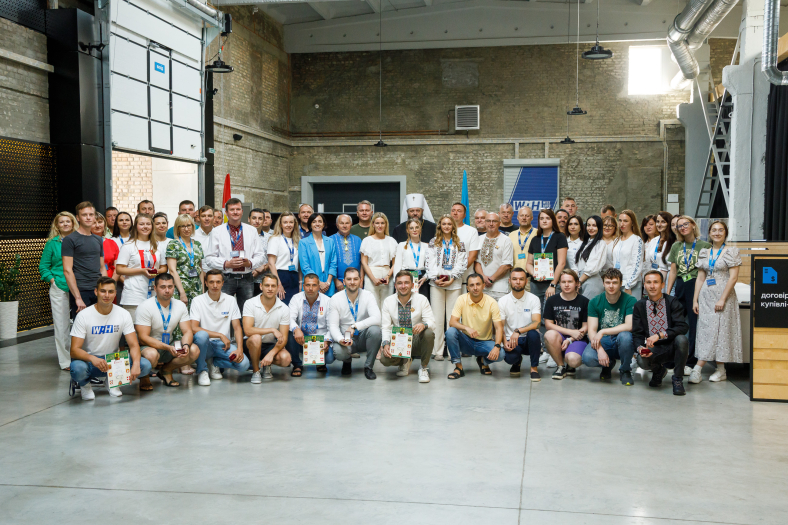 До Дня прапора у WAH відкрили 12-метровий флагшток та  урочисто підняли синьо-жовтий стяг фото 2