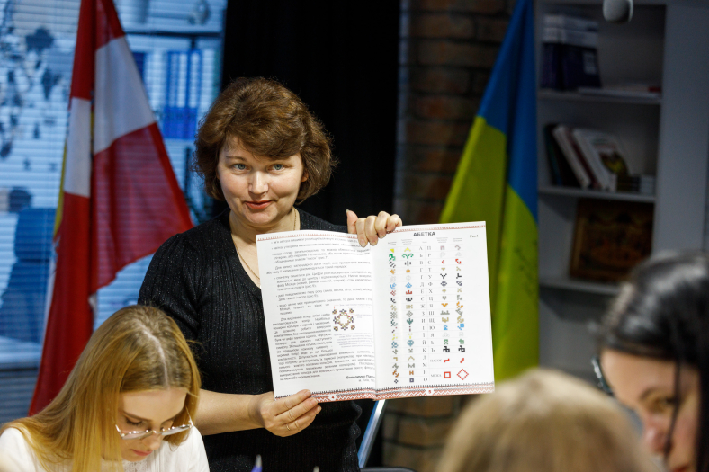 До Дня вишиванки у WAH створили вишиті обереги для ЗСУ, що символізують перемогу фото 6