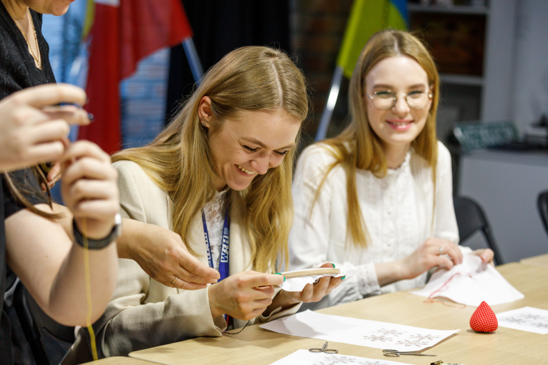До Дня вишиванки у WAH створили вишиті обереги для ЗСУ, що символізують перемогу фото 4