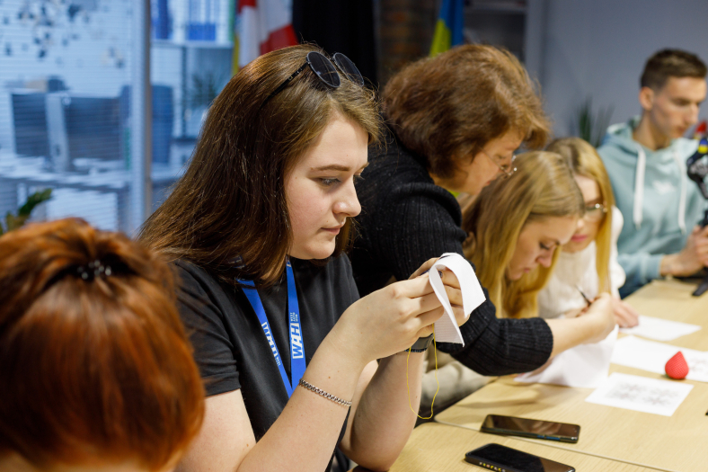 До Дня вишиванки у WAH створили вишиті обереги для ЗСУ, що символізують перемогу фото 8