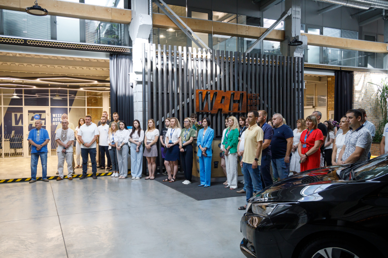 До Дня прапора у WAH відкрили 12-метровий флагшток та  урочисто підняли синьо-жовтий стяг фото 5