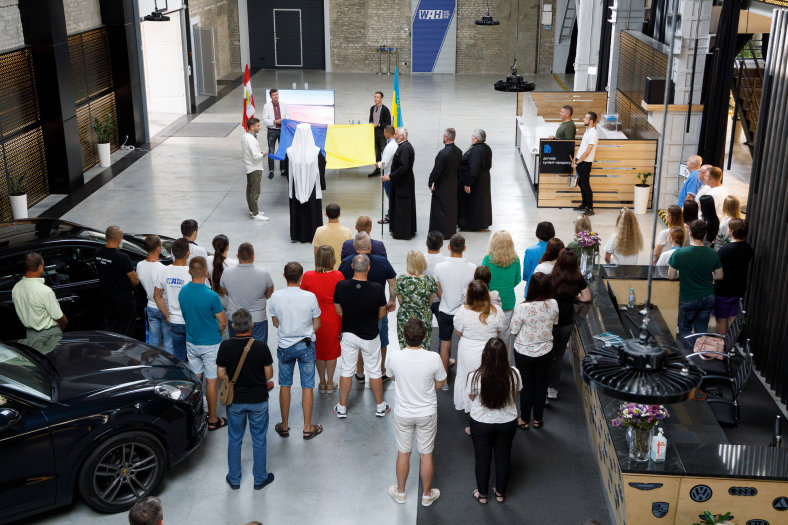 До Дня прапора у WAH відкрили 12-метровий флагшток та  урочисто підняли синьо-жовтий стяг фото 3