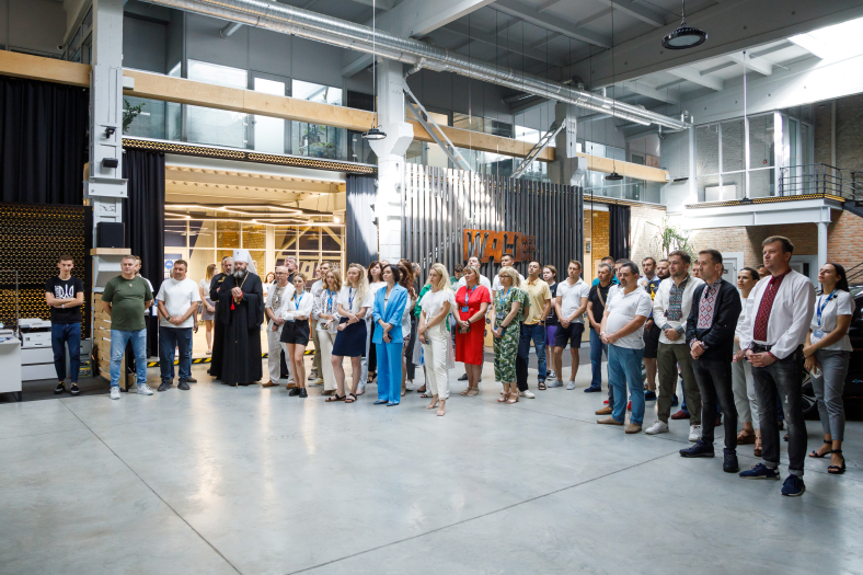 До Дня прапора у WAH відкрили 12-метровий флагшток та  урочисто підняли синьо-жовтий стяг фото 4