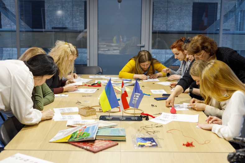 До Дня вишиванки у WAH створили вишиті обереги для ЗСУ, що символізують перемогу фото 7