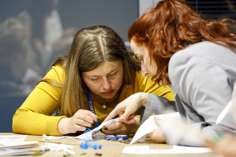 До Дня вишиванки у WAH створили вишиті обереги для ЗСУ, що символізують перемогу фото 3