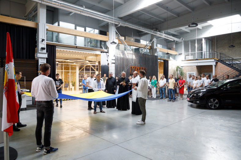 До Дня прапора у WAH відкрили 12-метровий флагшток та  урочисто підняли синьо-жовтий стяг фото 6