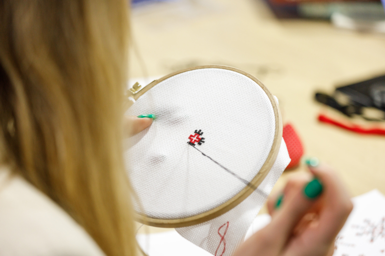 До Дня вишиванки у WAH створили вишиті обереги для ЗСУ, що символізують перемогу фото 9