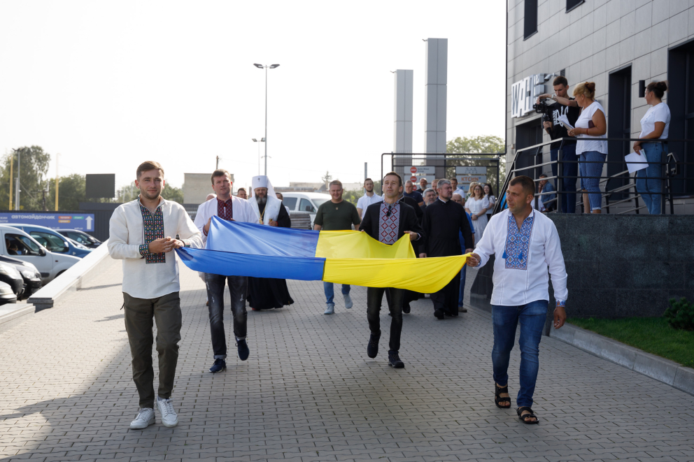 До Дня прапора у WAH відкрили 12-метровий флагшток та  урочисто підняли синьо-жовтий стяг фото