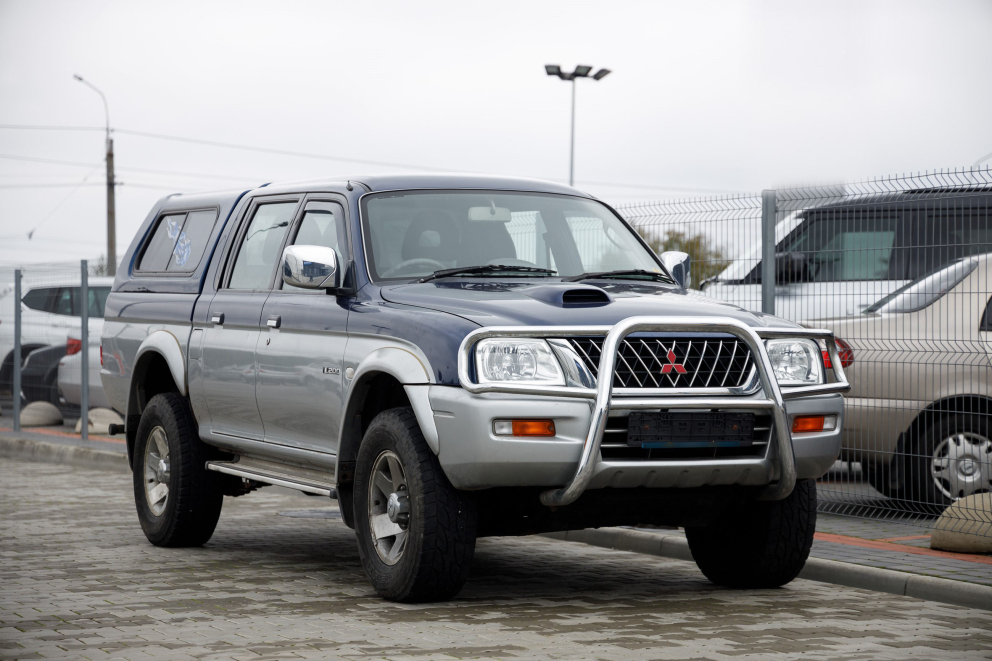 Чи варто українцям купувати праворульний автомобіль? фото