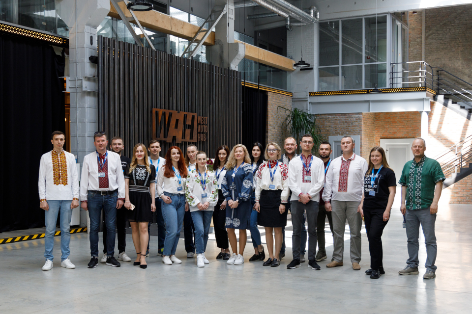 До Дня вишиванки у WAH створили вишиті обереги для ЗСУ, що символізують перемогу фото 11