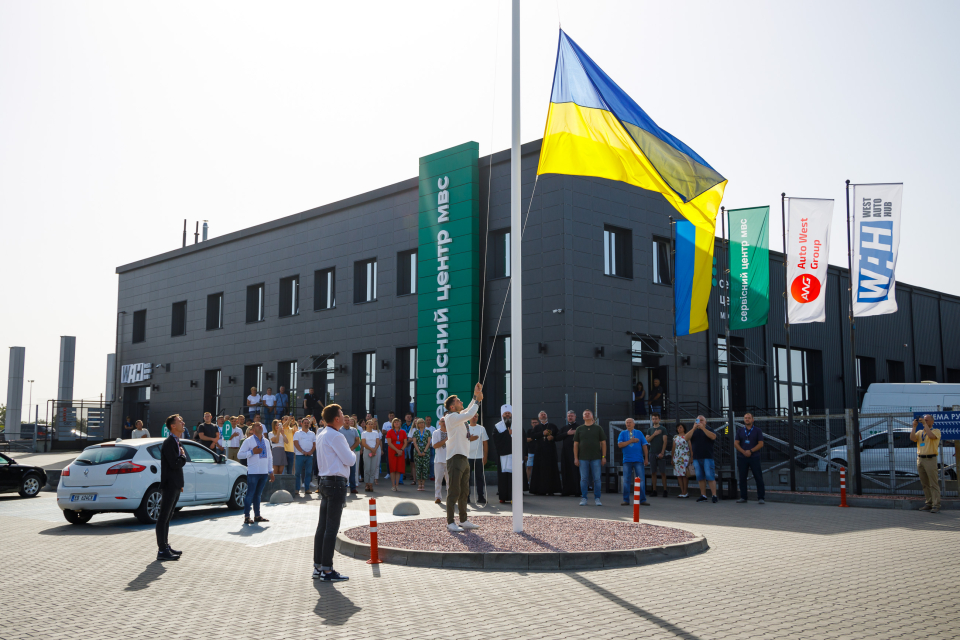 До Дня прапора у WAH відкрили 12-метровий флагшток та  урочисто підняли синьо-жовтий стяг фото 1